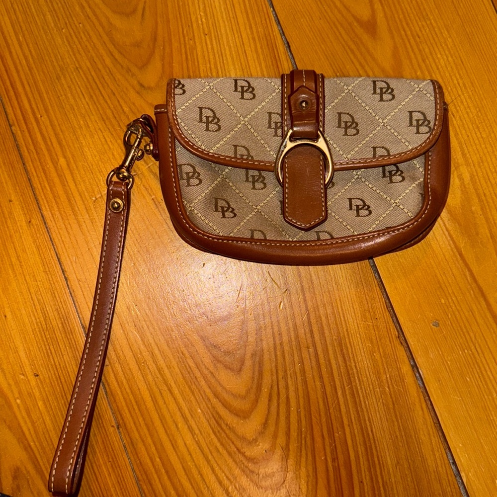 Dooney and Burke Wrsitlet